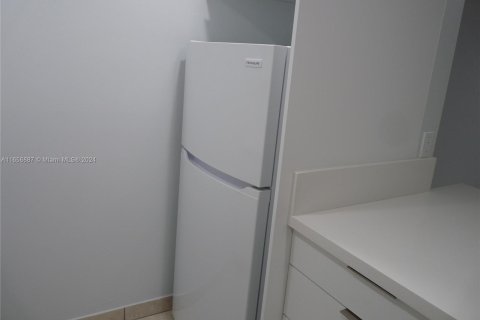 Condo in Miami, Florida, 1 bedroom  № 1357106 - photo 8