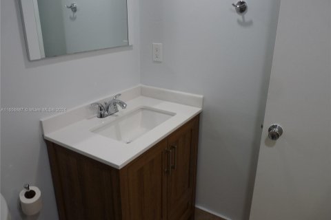 Condo in Miami, Florida, 1 bedroom  № 1357106 - photo 10