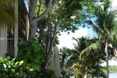 Condo in Miami, Florida, 1 bedroom  № 1357106 - photo 22