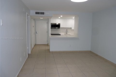 Condo in Miami, Florida, 1 bedroom  № 1357106 - photo 11