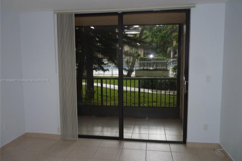 Condo in Miami, Florida, 1 bedroom  № 1357106 - photo 13