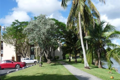 Condo in Miami, Florida, 1 bedroom  № 1357106 - photo 25