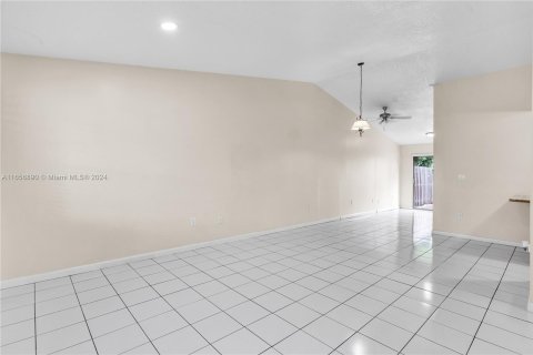 Townhouse in Miami, Florida 2 bedrooms, 104.98 sq.m. № 1357107 - photo 7