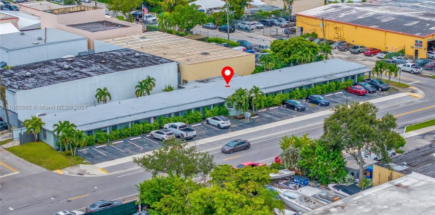 Propiedad comercial en West Park, Florida № 1370941