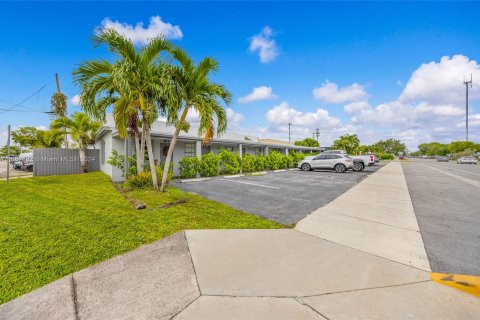 Propiedad comercial en venta en West Park, Florida № 1370941 - foto 20