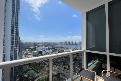 Condominio en venta en Sunny Isles Beach, Florida, 2 dormitorios, 146.51 m2 № 1073263 - foto 15