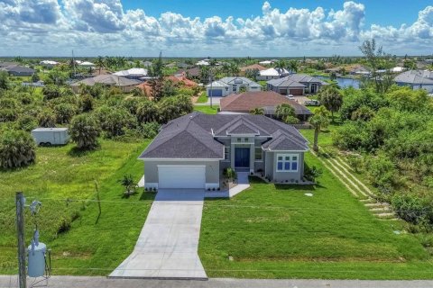 House in Port Charlotte, Florida 3 bedrooms, 180.51 sq.m. № 1286730 - photo 4