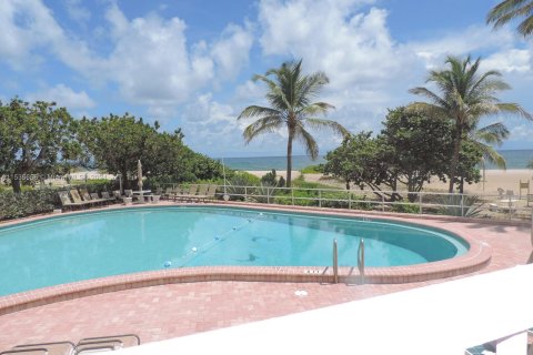 Condo in Pompano Beach, Florida, 1 bedroom  № 1017624 - photo 2