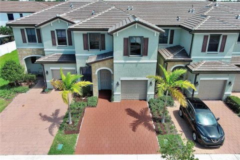 Townhouse in Hialeah, Florida 4 bedrooms, 177.81 sq.m. № 1377832 - photo 1