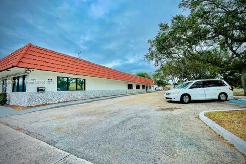 Commercial property in Sunrise, Florida № 1075463 - photo 2