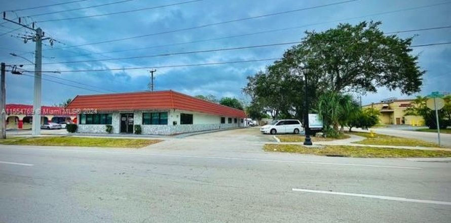 Commercial property in Sunrise, Florida № 1075463