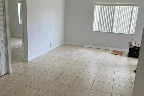 Condo in Pembroke Pines, Florida, 3 bedrooms  № 1397049 - photo 2