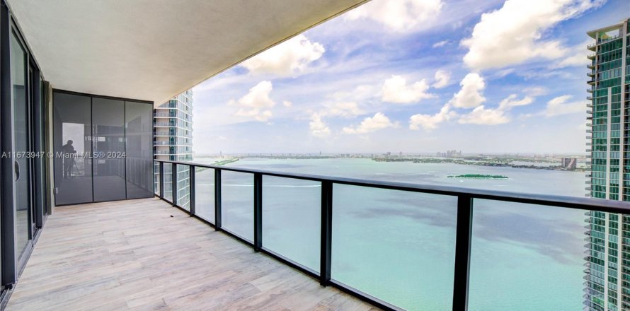 Condo in Miami, Florida, 4 bedrooms  № 1397050