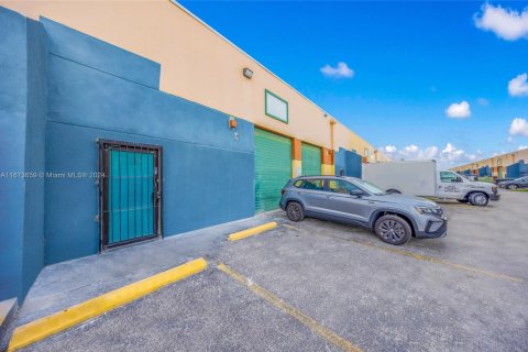 Commercial property in Hialeah, Florida № 1396796 - photo 2