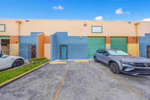 Propiedad comercial en venta en Hialeah, Florida № 1396796 - foto 1