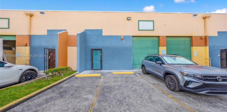 Commercial property in Hialeah, Florida № 1396796