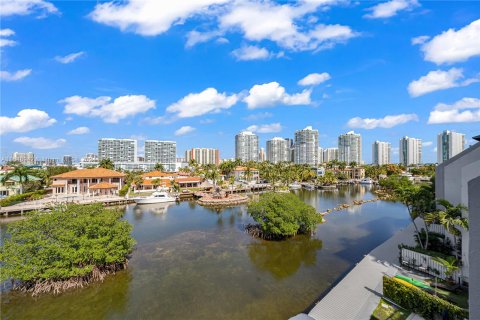 Condo in Sunny Isles Beach, Florida, 3 bedrooms  № 1331715 - photo 1