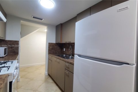 Condominio en venta en Hialeah, Florida, 2 dormitorios, 104.33 m2 № 1443672 - foto 4