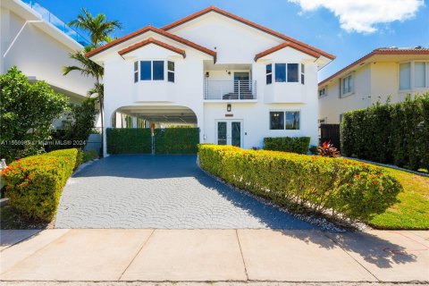 Villa ou maison à louer à Miami, Floride: 3 chambres, 249.63 m2 № 1067506 - photo 1