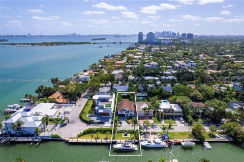 Villa ou maison à louer à Miami, Floride: 3 chambres, 249.63 m2 № 1067506 - photo 3