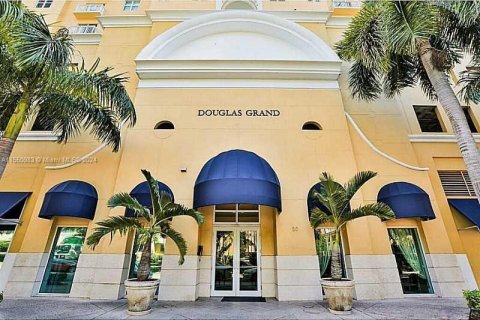 Condominio en alquiler en Coral Gables, Florida, 53.33 m2 № 1067505 - foto 2