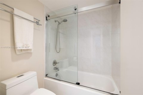 Condo in Aventura, Florida, 2 bedrooms  № 1394919 - photo 24