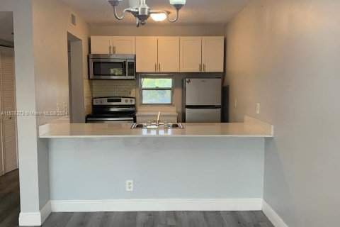 Condominio en venta en Miramar, Florida, 1 dormitorio, 65.03 m2 № 1239903 - foto 3