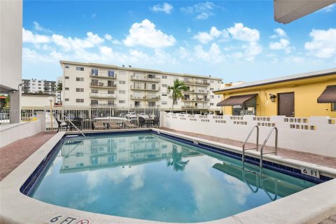 Condo in North Miami Beach, Florida, 1 bedroom  № 1239904 - photo 10