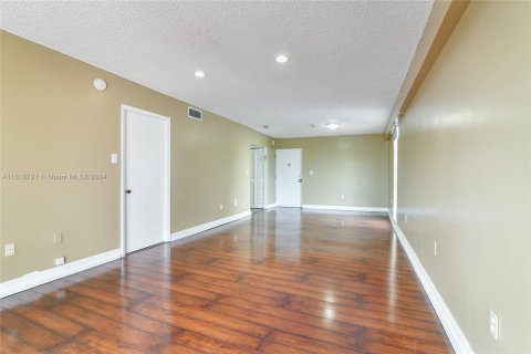 Condo in North Miami Beach, Florida, 1 bedroom  № 1239904 - photo 3