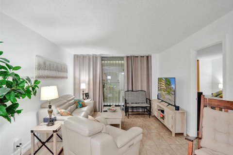 Condo in Lauderhill, Florida, 2 bedrooms  № 1160190 - photo 20