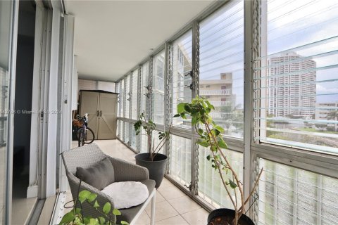 Condo in Aventura, Florida, 2 bedrooms  № 1327633 - photo 30