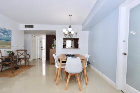 Copropriété à vendre à Aventura, Floride: 2 chambres, 71.72 m2 № 1327633 - photo 10