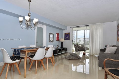 Condo in Aventura, Florida, 2 bedrooms  № 1327633 - photo 8