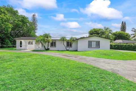 House in Palmetto Bay, Florida 5 bedrooms, 259.85 sq.m. № 1327597 - photo 2