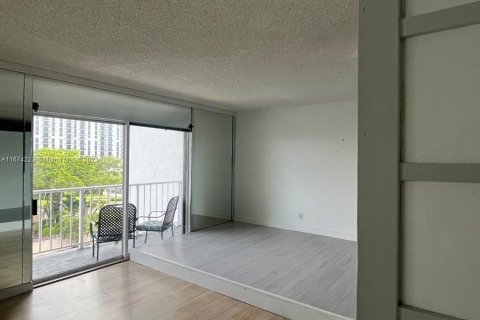 Condominio en alquiler en Miami, Florida, 1 dormitorio, 52.03 m2 № 1397595 - foto 3