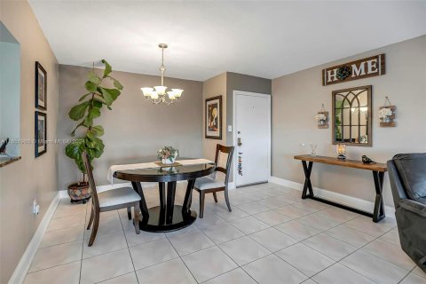 Condo in Miami, Florida, 2 bedrooms  № 1358867 - photo 9