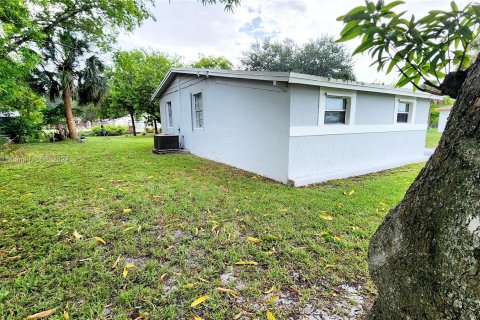 House in Lauderhill, Florida 3 bedrooms, 125.7 sq.m. № 1269494 - photo 11