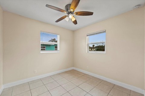 House in Riviera Beach, Florida 2 bedrooms, 71.35 sq.m. № 1043036 - photo 6