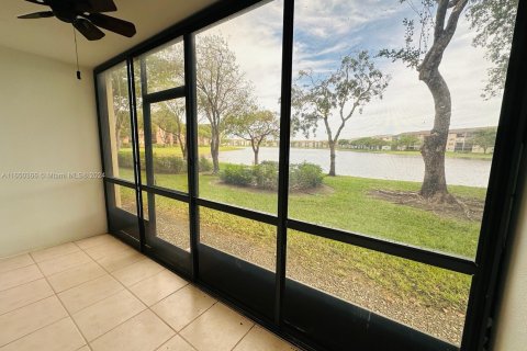 Copropriété à vendre à Pembroke Pines, Floride: 2 chambres, 112.13 m2 № 1332377 - photo 3