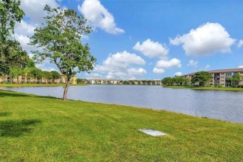 Copropriété à vendre à Pembroke Pines, Floride: 2 chambres, 112.13 m2 № 1332377 - photo 2