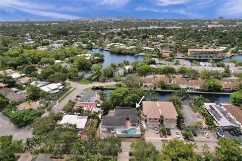 Duplex in Wilton Manors, Florida 4 bedrooms, 291.34 sq.m. № 1264202 - photo 1