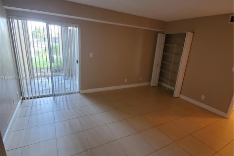 Condo in Tamarac, Florida, 2 bedrooms  № 1241806 - photo 7