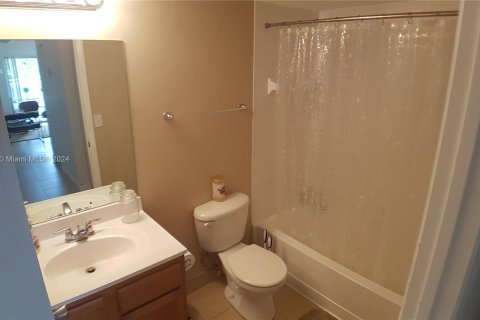 Condo in Tamarac, Florida, 2 bedrooms  № 1241806 - photo 22