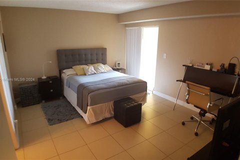 Condo in Tamarac, Florida, 2 bedrooms  № 1241806 - photo 24