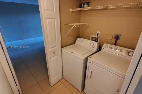 Condo in Tamarac, Florida, 2 bedrooms  № 1241806 - photo 4