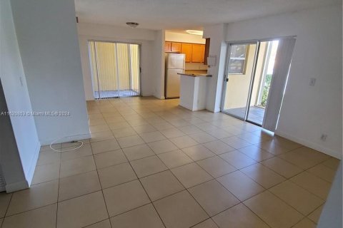 Condo in Tamarac, Florida, 2 bedrooms  № 1241806 - photo 10