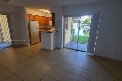 Condo in Tamarac, Florida, 2 bedrooms  № 1241806 - photo 11