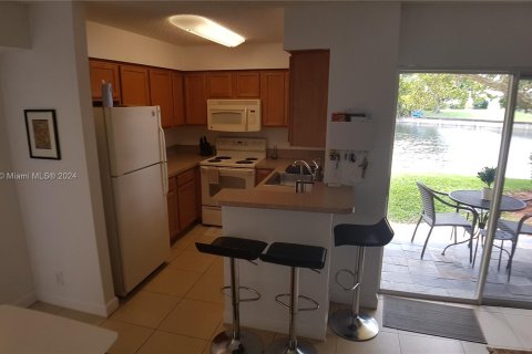 Condo in Tamarac, Florida, 2 bedrooms  № 1241806 - photo 16