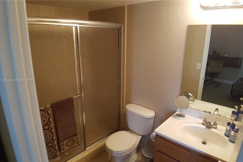 Condo in Tamarac, Florida, 2 bedrooms  № 1241806 - photo 23