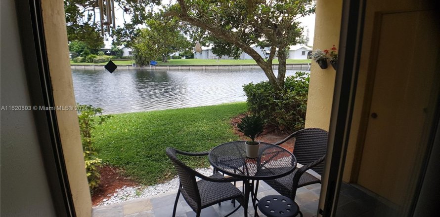 Condo in Tamarac, Florida, 2 bedrooms  № 1241806